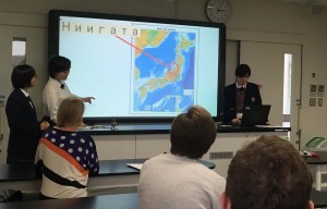 日本についてロシアで説明する高校生たち