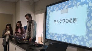 モスクワの名所を説明するロシア人学生